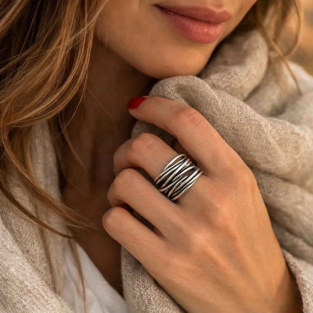 Blonde Frau mit langen minimalistischen Silberohrringen aus 925 Sterling Silber, eleganter Ohrschmuck im Business Look mit schwarzem Blazer und weißer Bluse