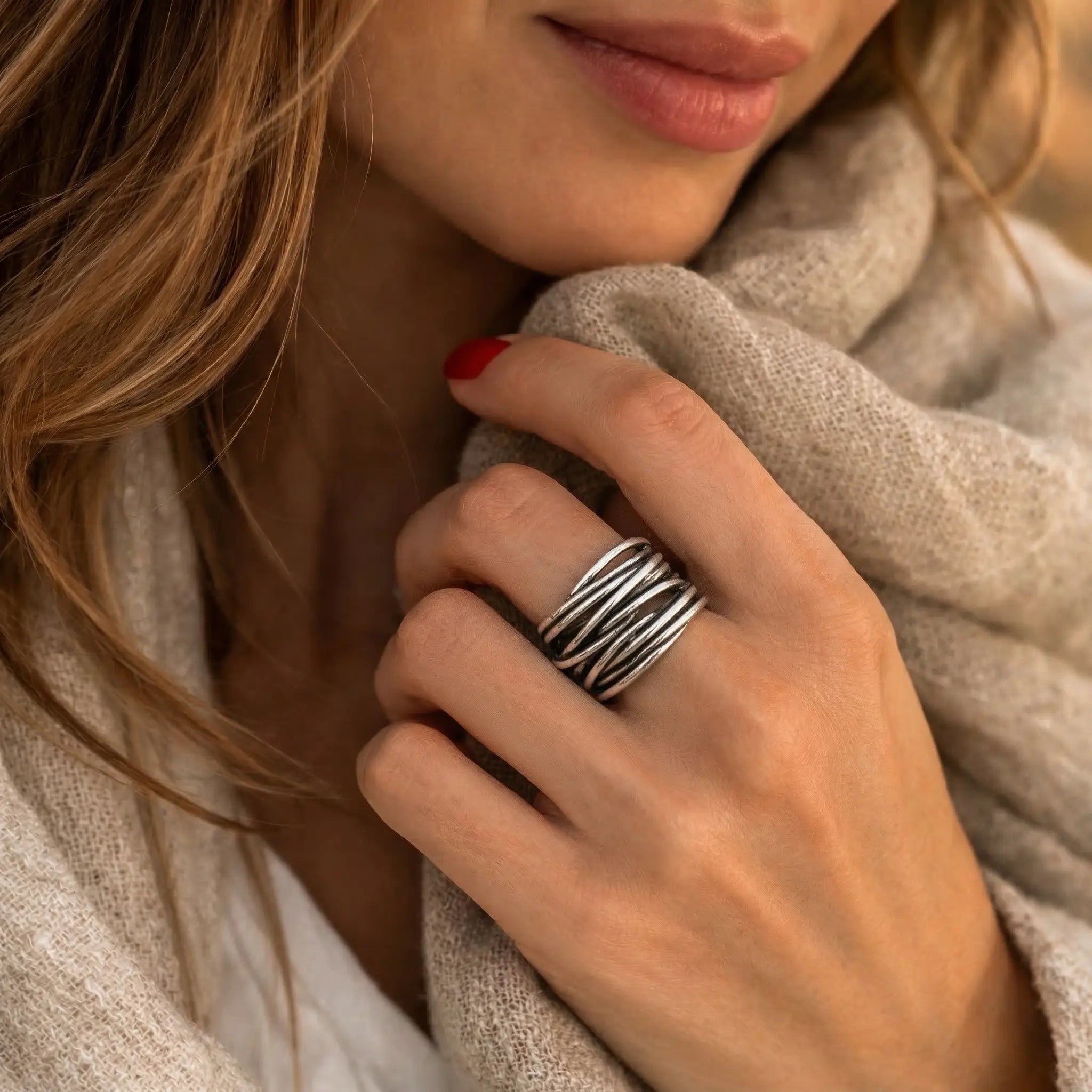 Blonde Frau mit langen minimalistischen Silberohrringen aus 925 Sterling Silber, eleganter Ohrschmuck im Business Look mit schwarzem Blazer und weißer Bluse