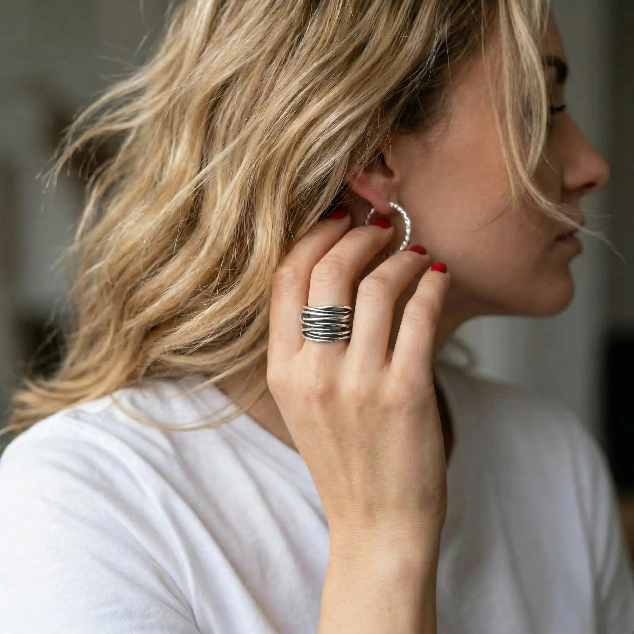 Minimalistische Silberohrringe 925 in Stabform, elegante Ohrhänger aus Sterling Silber am Ohr einer blonden Frau, moderner Damen Ohrschmuck in Nahaufnahme