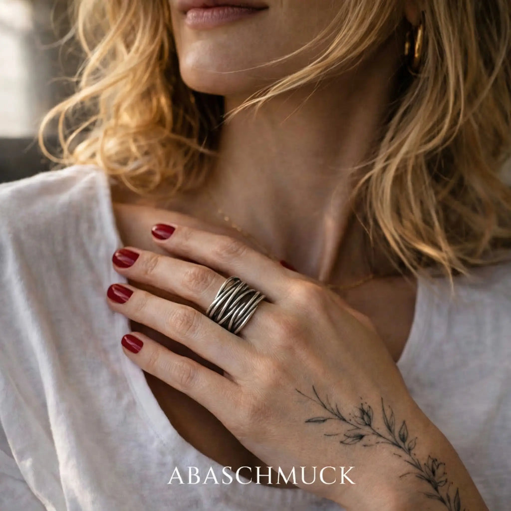 Feine Silberohrringe aus 925 Sterling Silber in modernem Stäbchen Design, eleganter Ohrschmuck an blonder Frau mit weißem Shirt und silbernem Ring