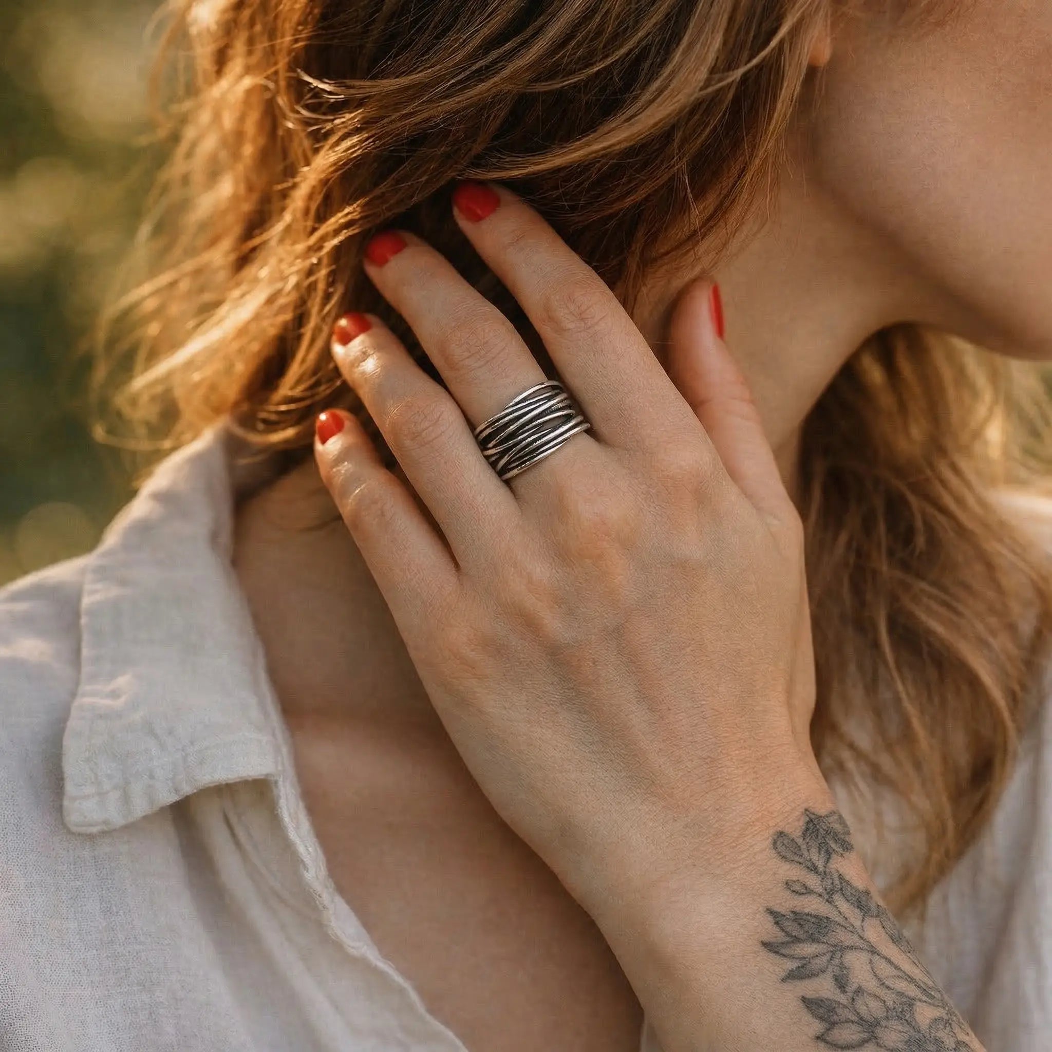 Moderne Silberohrringe 925 für Damen, minimalistische Stab Ohrringe aus Sterling Silber, eleganter Ohrschmuck an blonder Frau mit Pferdeschwanz und rotem Nagellack