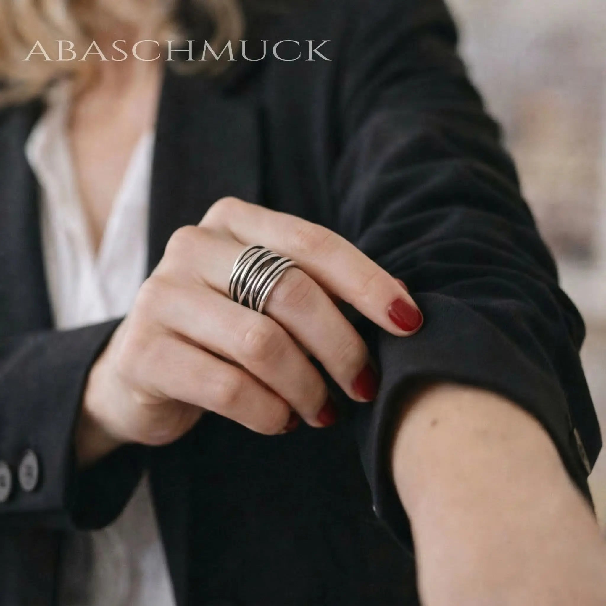Elegante lange Silberohrringe aus 925 Sterling Silber, minimalistischer Damen Ohrschmuck im modernen Design, getragen von blonder Frau mit schwarzem Rollkragen