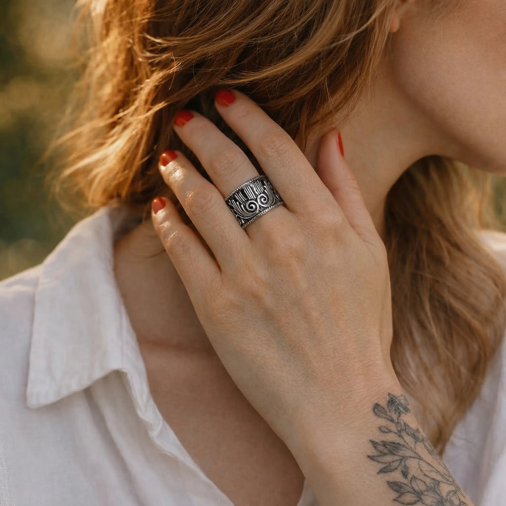 Golden-Hour Portrait: verstellbarer Silberring 925 als offener Bandring, breiter Statementring mit Wirbelstruktur, Ring am Finger Nahaufnahme