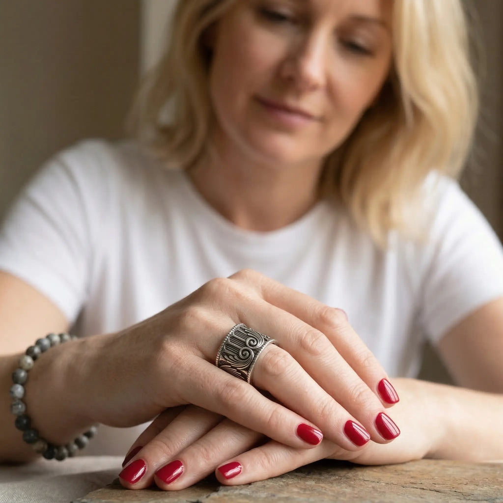 Close-up am Dekolleté: 925 Silberring offen verstellbar, breiter Bandring mit Wirbelmuster, Statement Schmuck im warmen Licht, Damenring