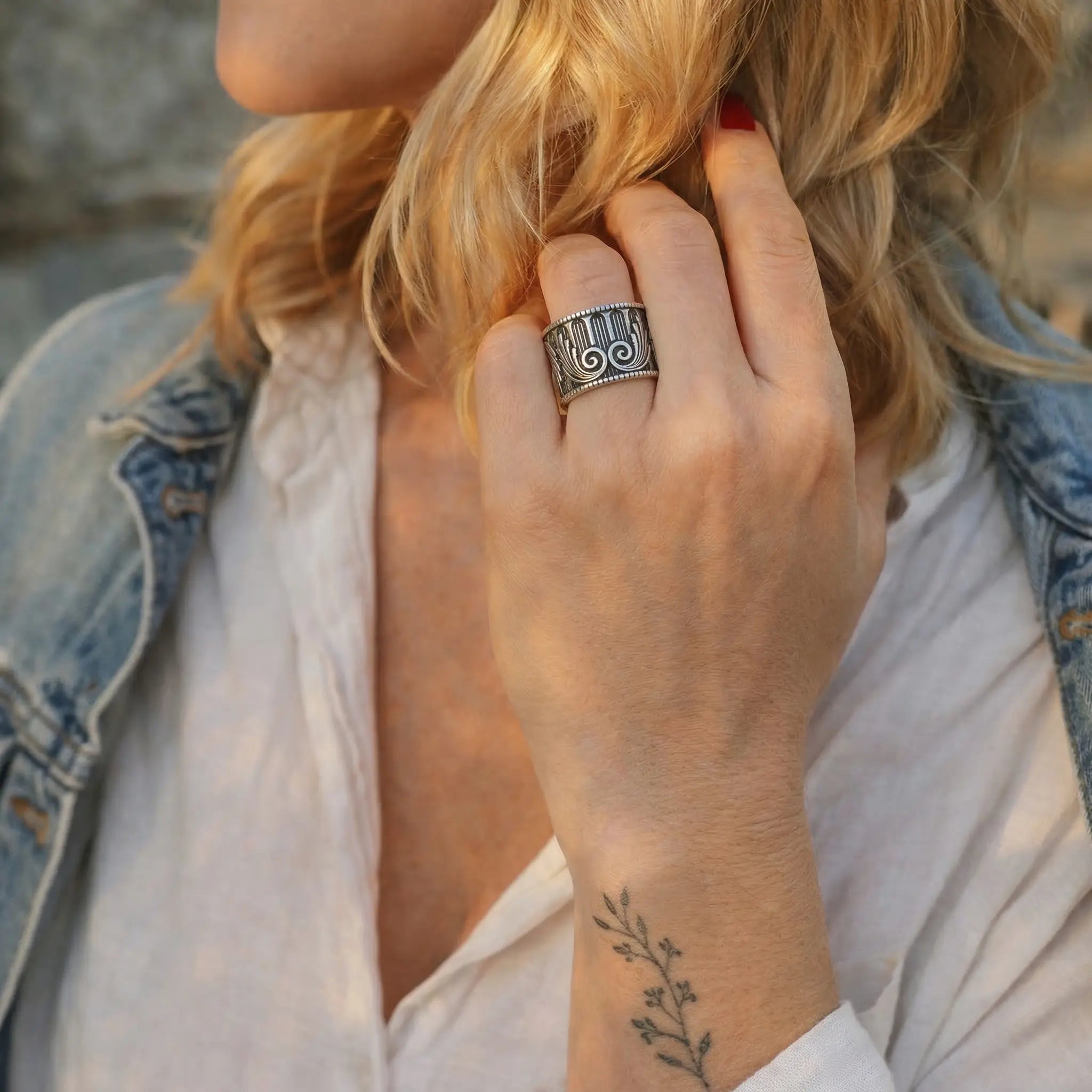 Lifestyle mit Jeansjacke: verstellbarer 925 Silberring als offener Statement Bandring, breiter Damenring mit Wirbel-Ornament, Boho Look