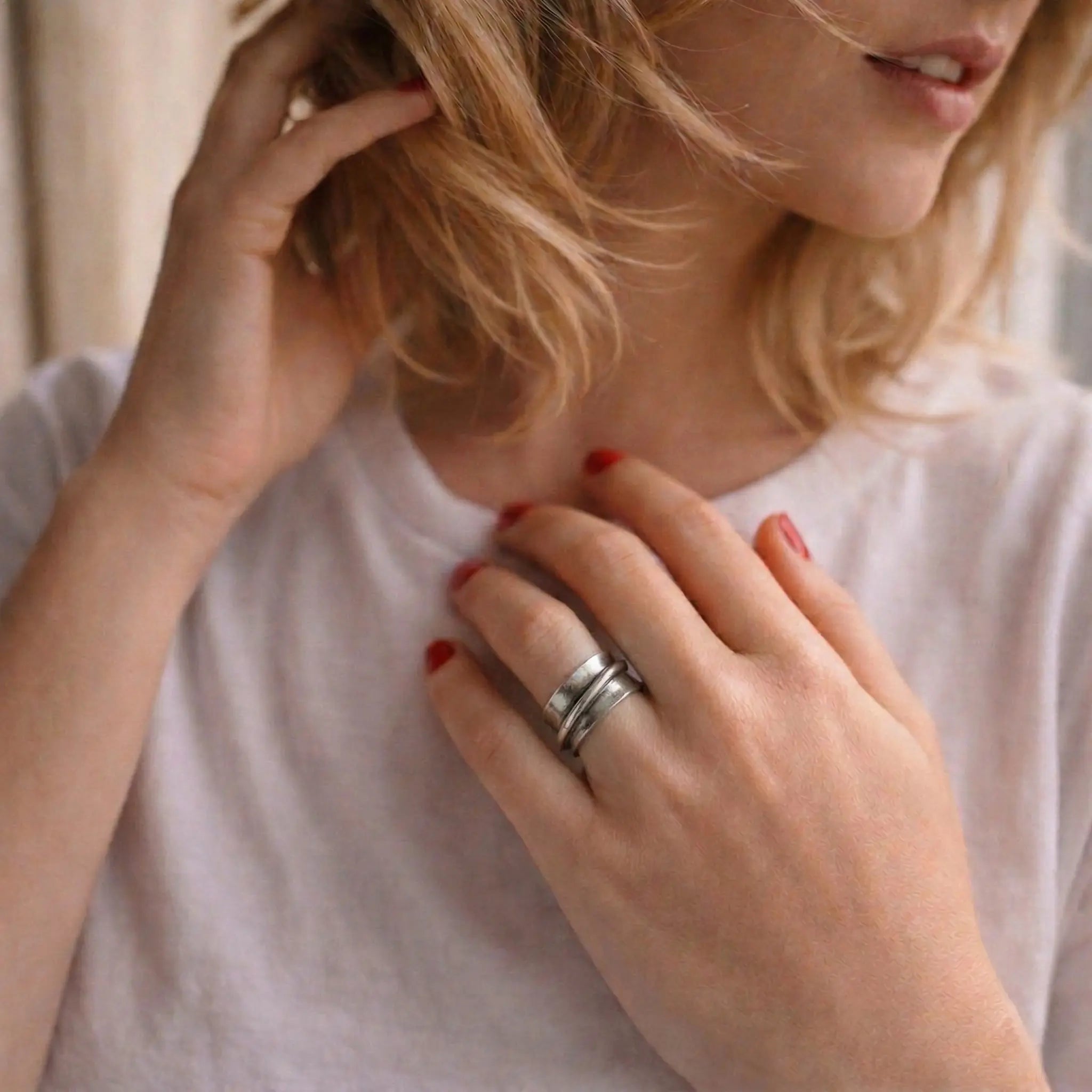 Moderner Silberring 925 für Damen, breiter verstellbarer Ring mit markantem Design, getragen an der Hand einer blonden Frau mit weißem Shirt im soften Lifestyle Look