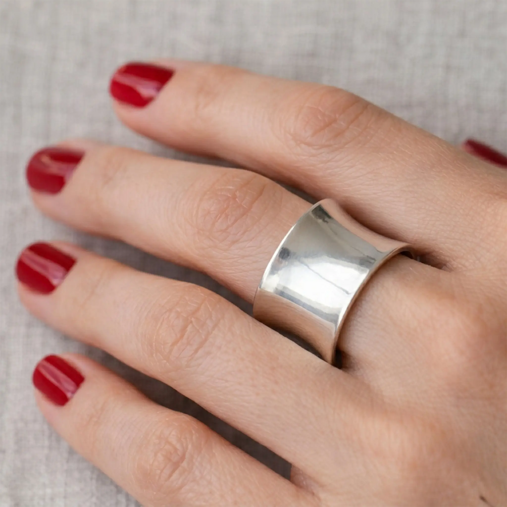 Großer glatter Silberring 925 für Damen, verstellbarer Statement Ring mit modernem Design, detailreiche Nahaufnahme an der Hand mit rotem Nagellack