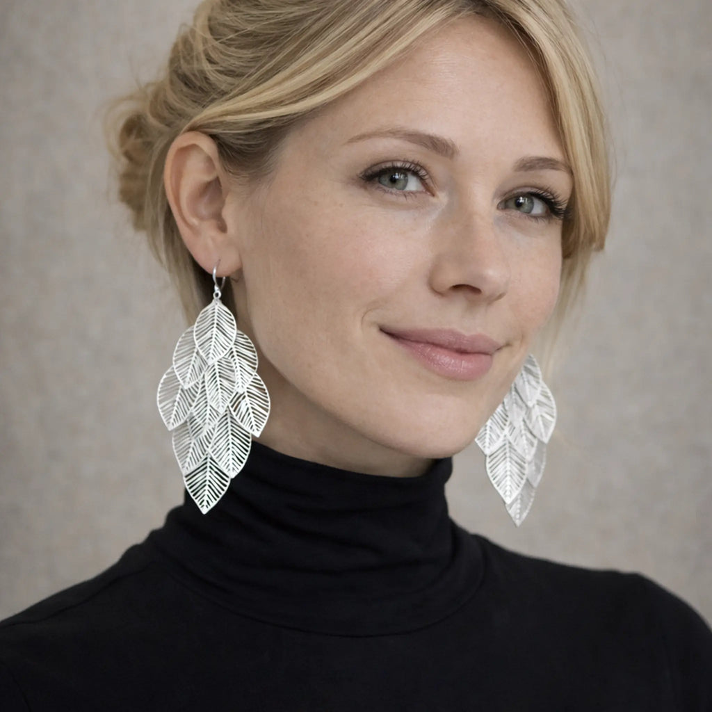 Frau mit großen Blatt-Ohrringen aus Sterling Silber 925 – lange filigrane Ohrhänger als elegantes Statement.