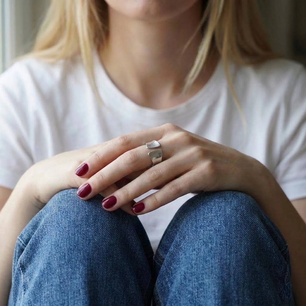 Moderner offener Silberring aus 925 Sterling Silber, verstellbarer Damenring im minimalistischen Design, getragen zu weißem Shirt und Jeans im natürlichen Lifestyle Look