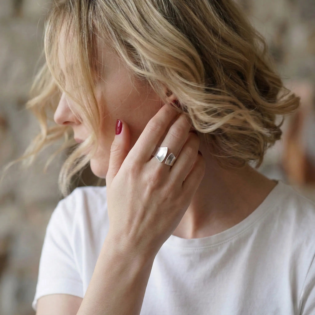 Minimalistischer Silberring 925 Damen, offener verstellbarer Ring mit modernem Design, eleganter Statement Ring im Portrait einer blonden Frau mit rotem Nagellack