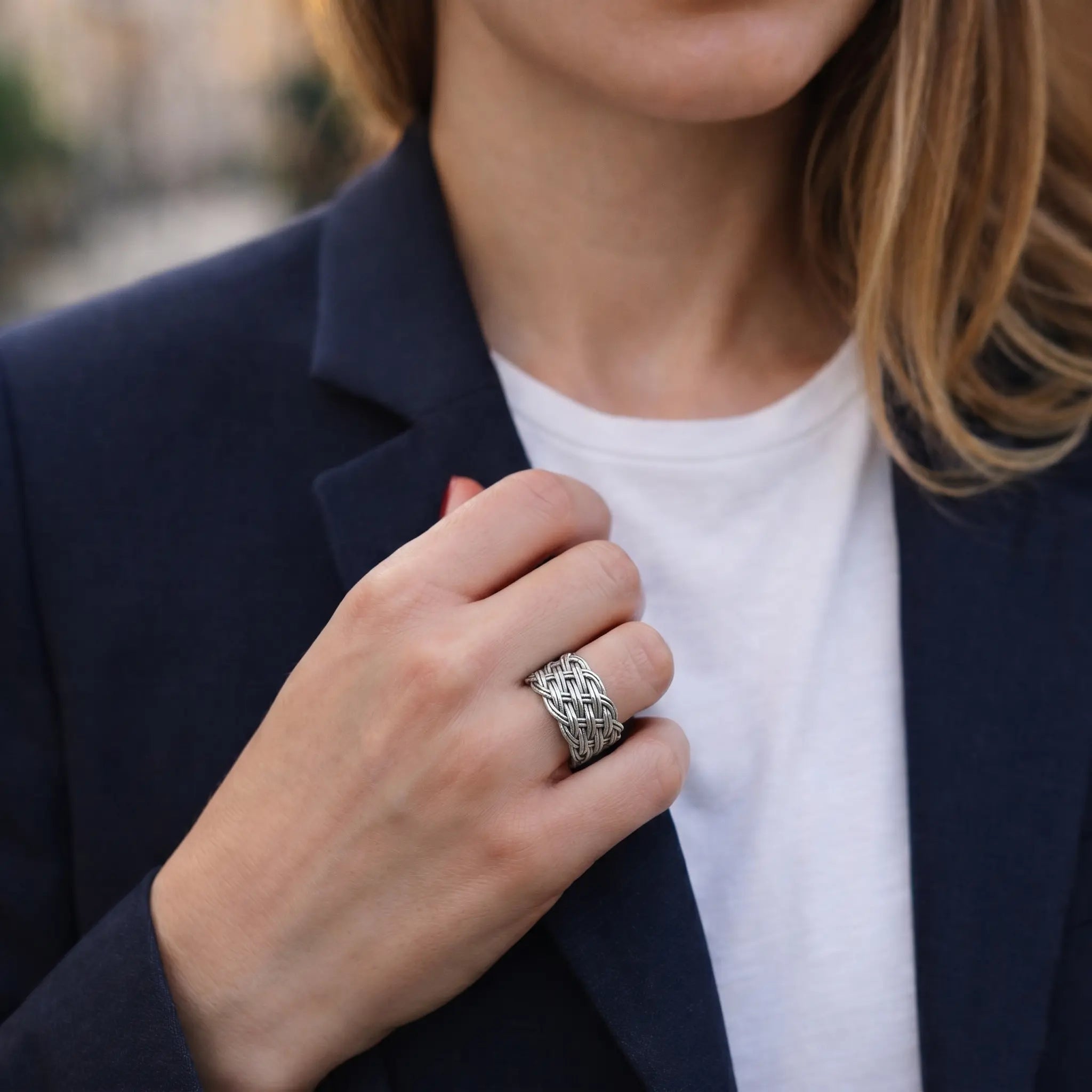 Verstellbarer Silberring 925 Bandring mit Flechtstruktur, kombiniert mit weißem Shirt und dunkelblauem Blazer