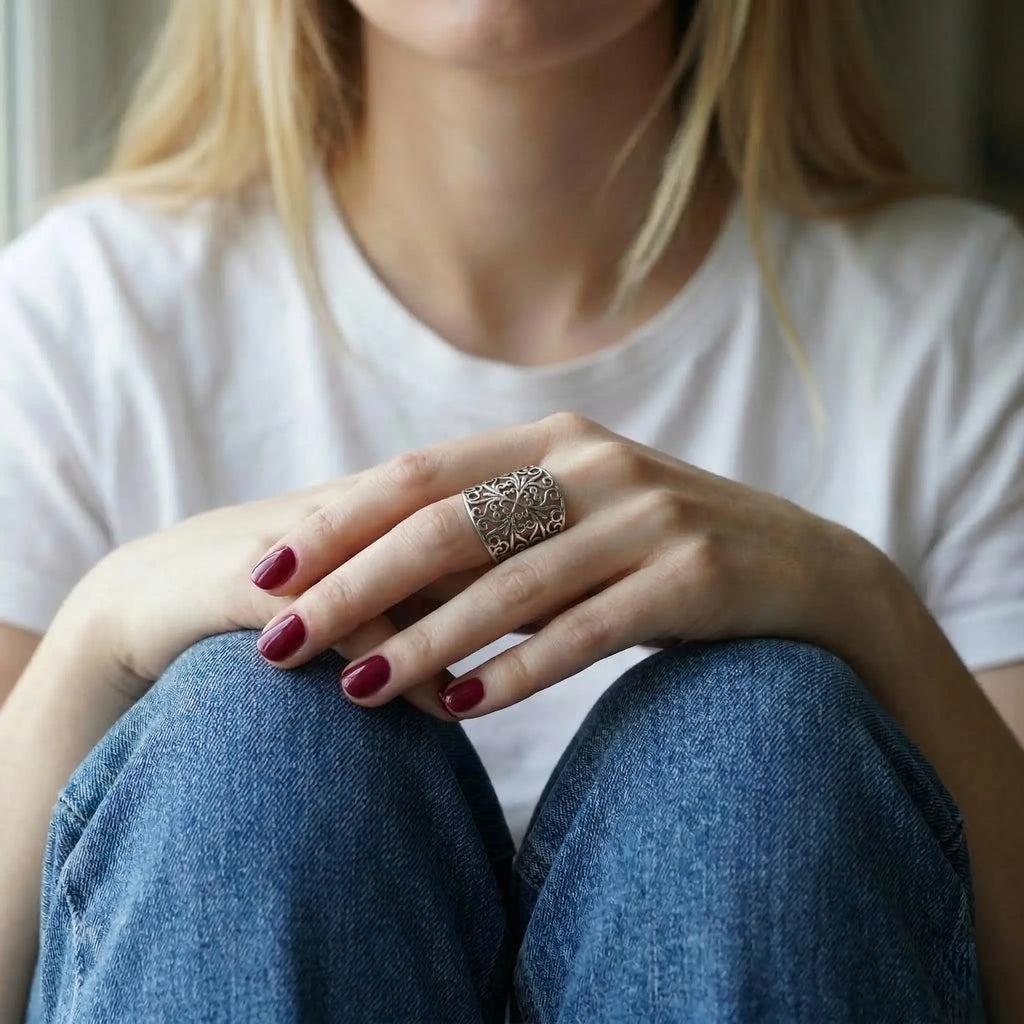 Verstellbarer Statement Ring Damen aus 925 Sterling Silber mit detailreichem Ornament, breiter Silberring im Lifestyle Foto, moderner Damenring zu weißem Shirt und Jeans