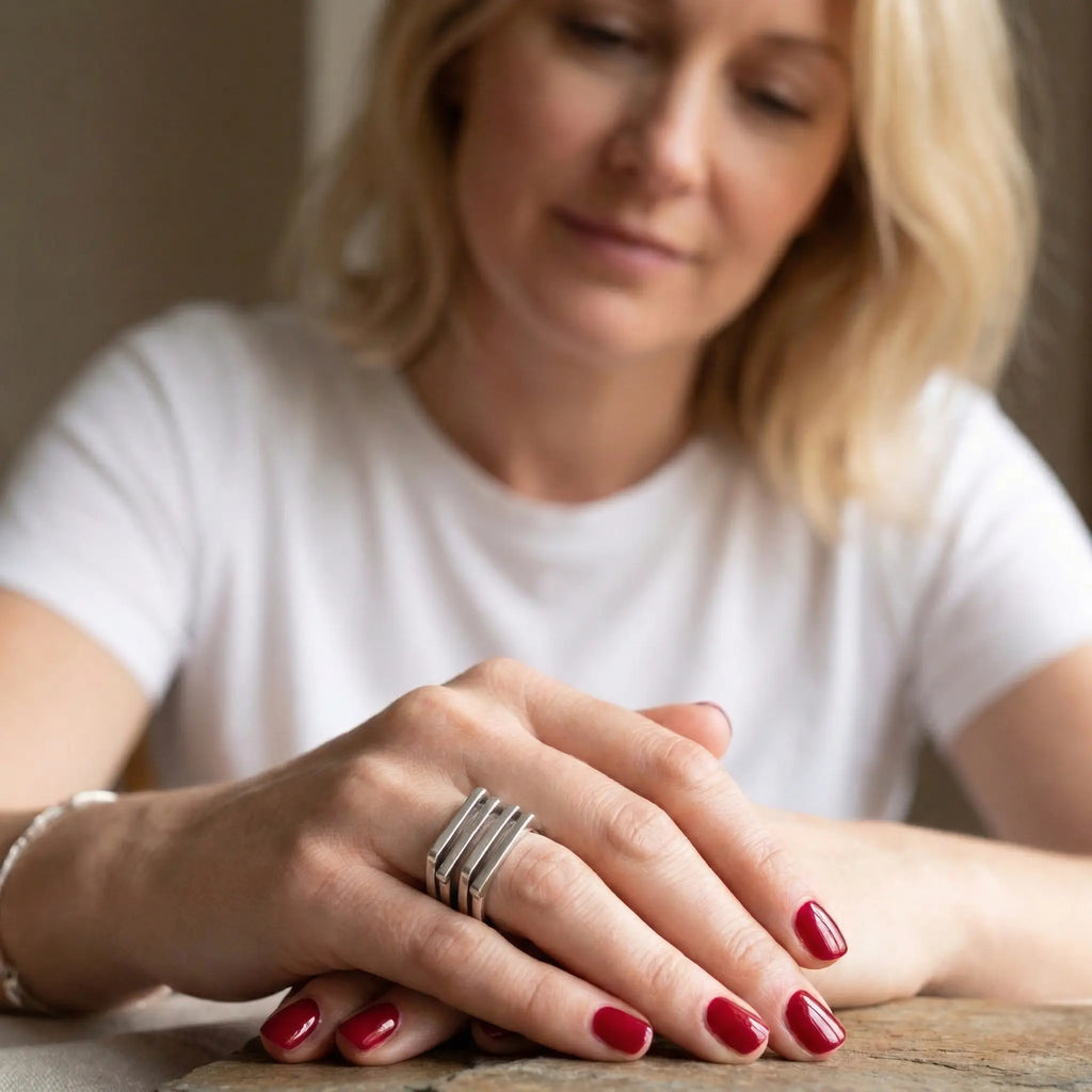 Verstellbarer Silberring 925 Damen mit modernem offenem Design, eleganter Statement Ring an der Hand einer blonden Frau mit rotem Nagellack im natürlichen Lifestyle Foto