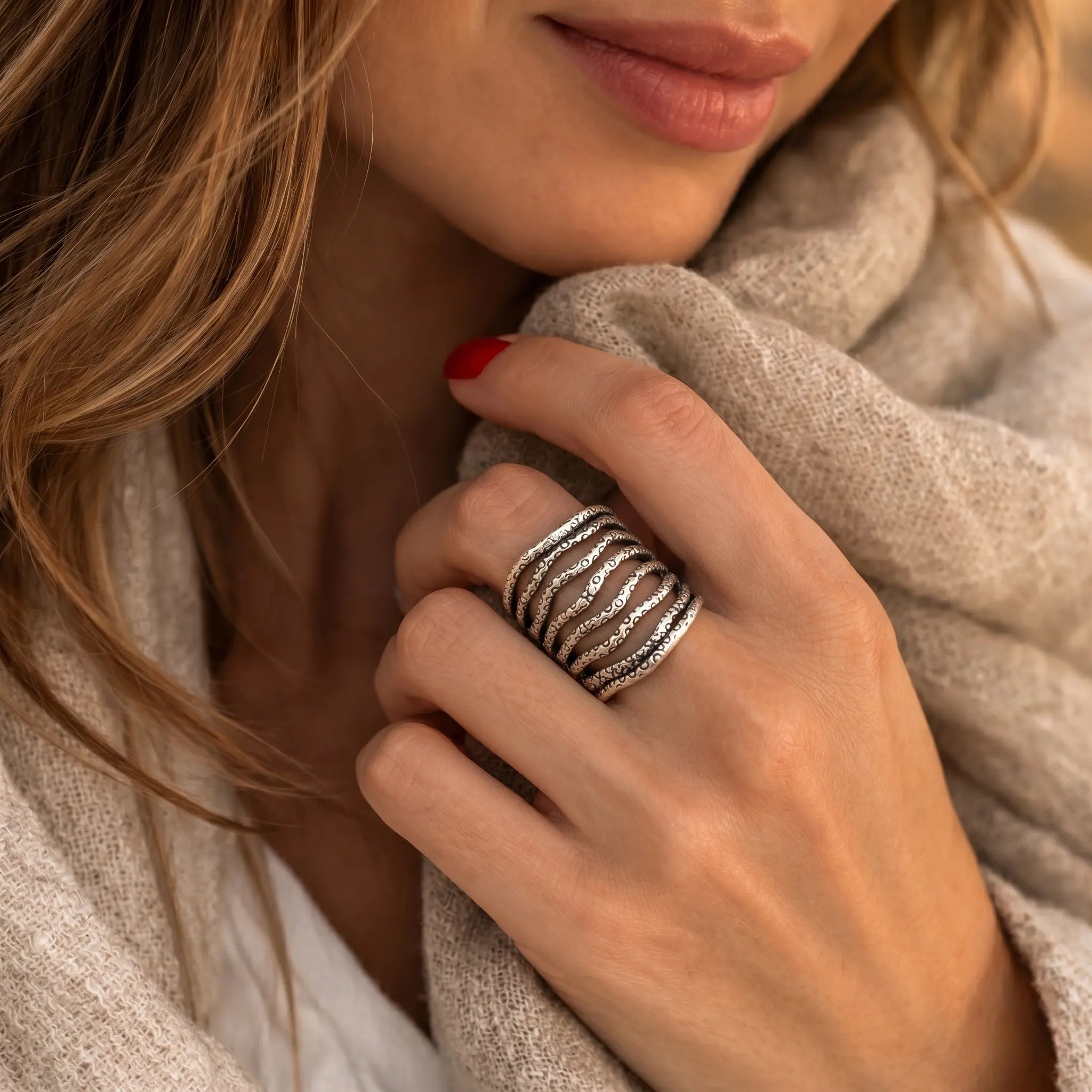 Verstellbarer Silberring 925 als breiter offener Bandring mit Wellenstruktur an Damenhand, eleganter Schmuck aus Sterling Silber