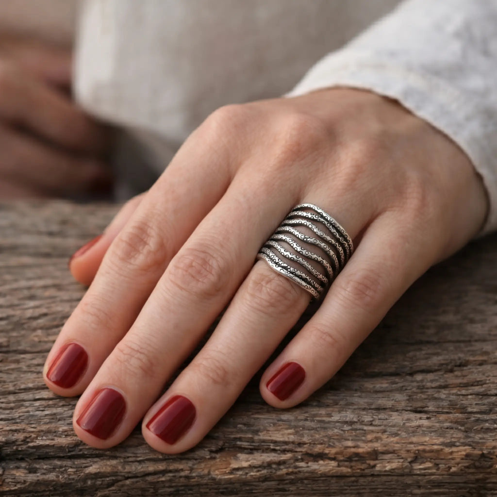 Breiter offener Silberring 925 auf Damenhand, verstellbarer Bandring mit Struktur, nickelfreier Schmuck aus Sterling Silber