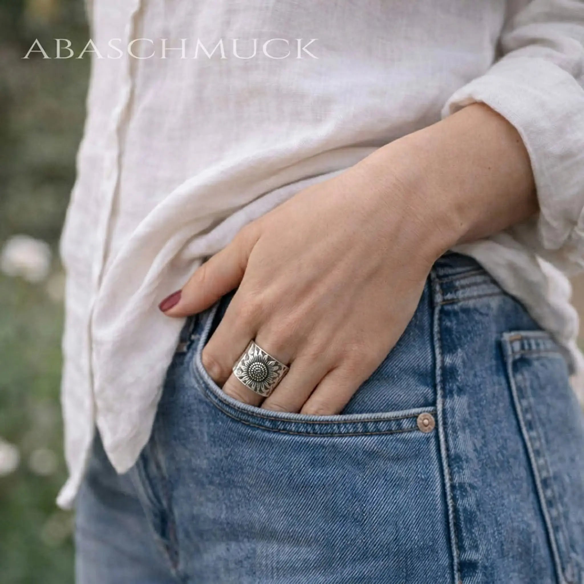 Statement Silberring Sonnenblume für Damen getragen zu Jeans und weißer Leinenbluse – Boho Schmuck Look.