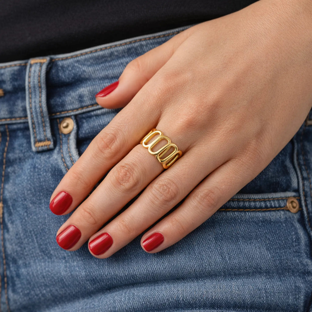 Moderner vergoldeter Silberring 925 am Finger getragen zu Jeans mit rotem Nagellack als stilvoller Damenring