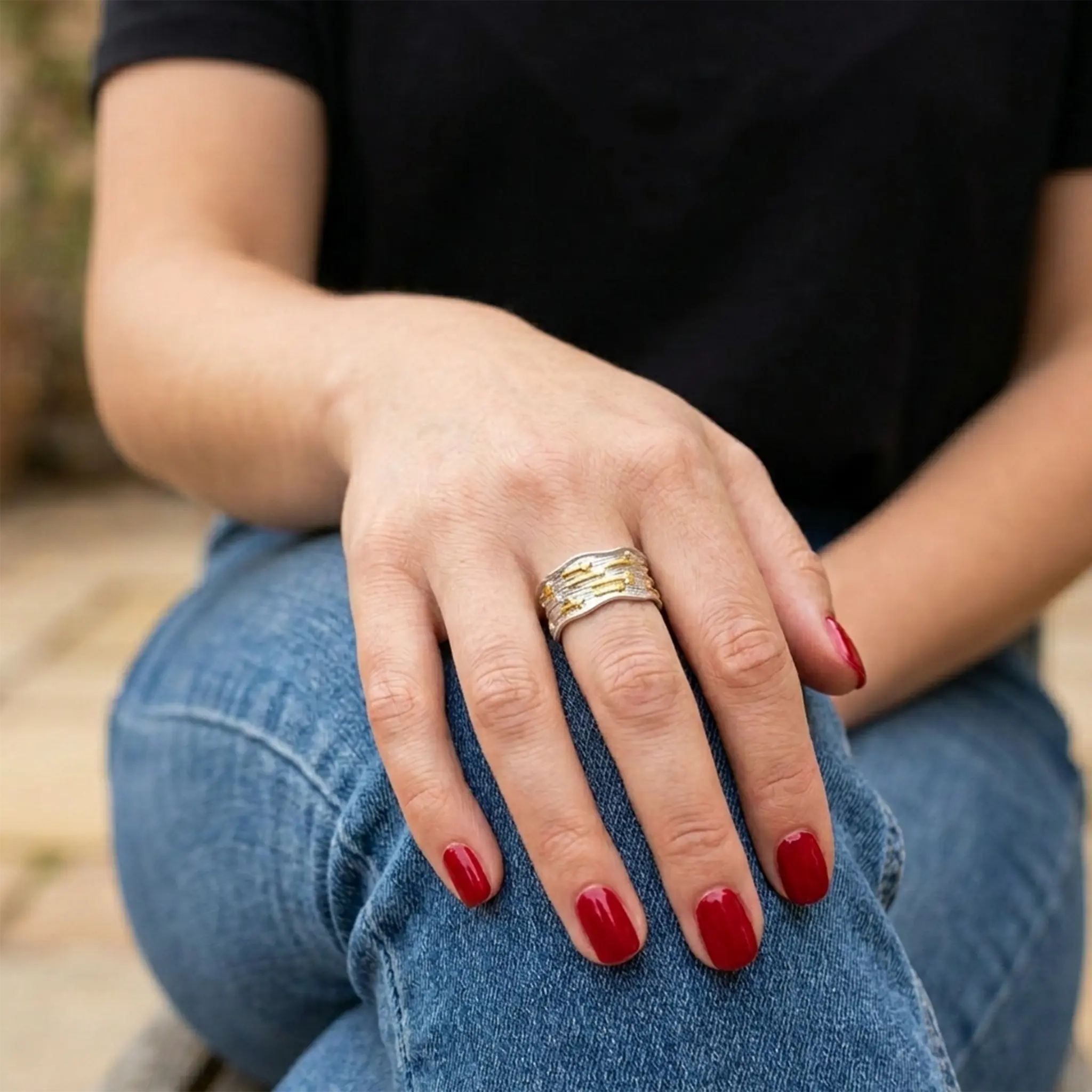 Zweifarbiger Damenring Silber Gold massiv strukturiert kombiniert mit Blue Jeans.