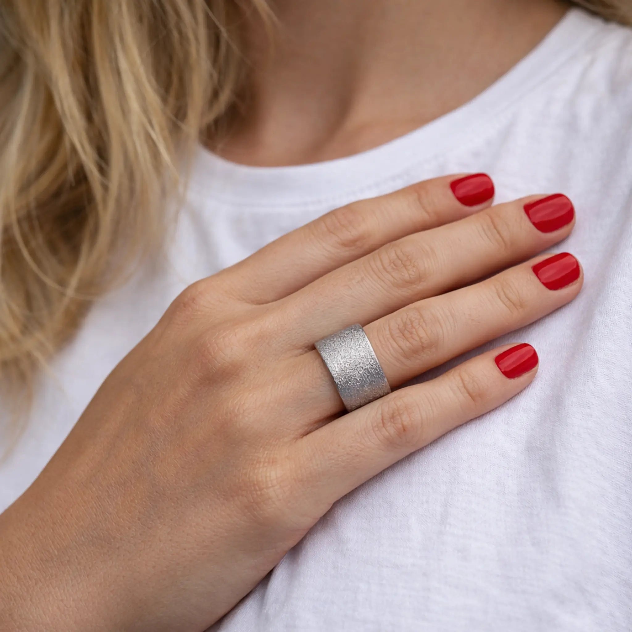 Mattierter verstellbarer Silberring 925 am Finger getragen zu weißem Shirt mit rotem Nagellack