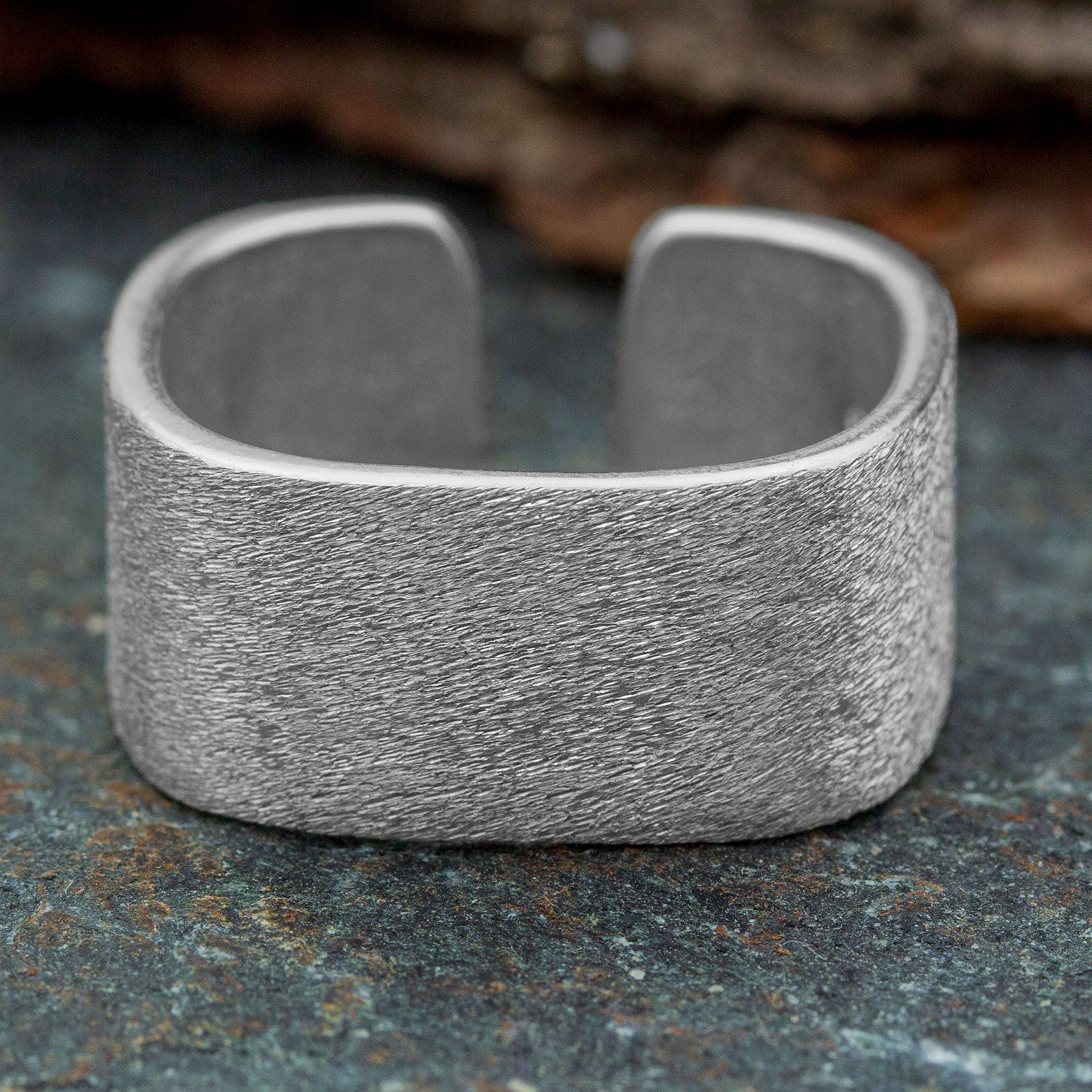 Verstellbarer Silberring 925 Bandring offen mit mattierter Oberfläche auf Stein fotografiert