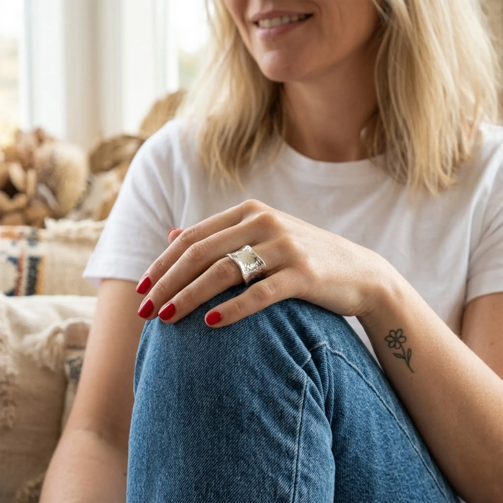Massiver Silberring Damen im Vintage Look mit strukturierter Oberfläche kombiniert mit Blue Jeans.
