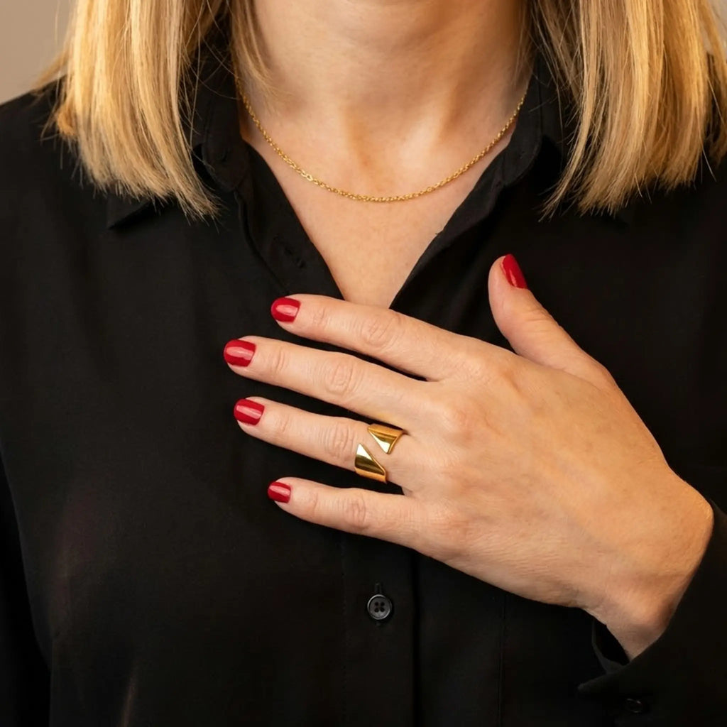 Moderner vergoldeter Silberring 925 Bandring offen mit Geo-Design am Finger getragen zu schwarzer Bluse