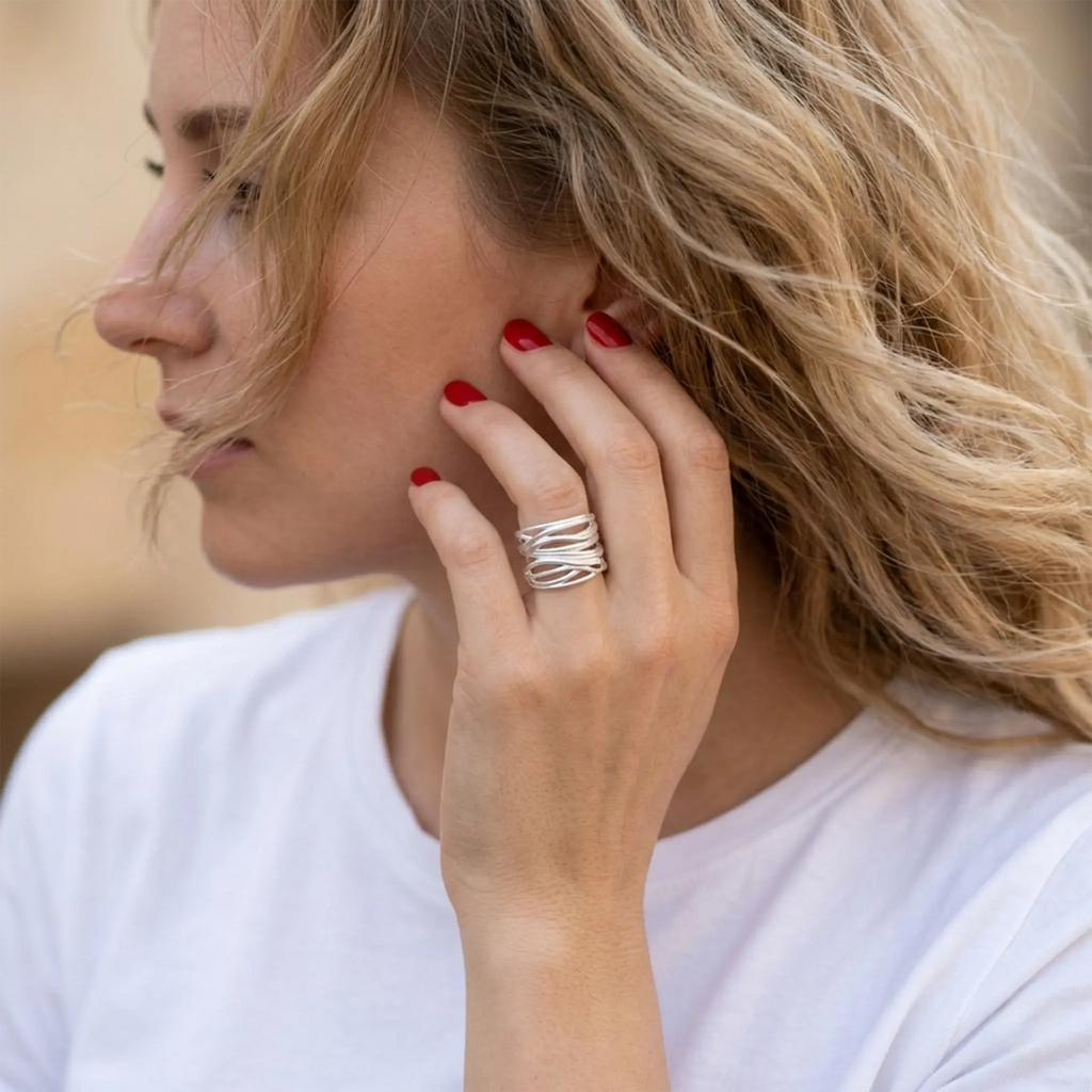 Seitenprofil Frau berührt Ohr – 925 Sterling Silber Wickelring, offener Bandring, rote Nägel, natürlicher Style