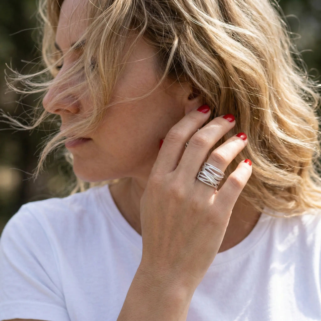 Outdoor Porträt mit Wind im Haar – verstellbarer Silberring 925 Bandring offen, moderner Wickelring am Finger