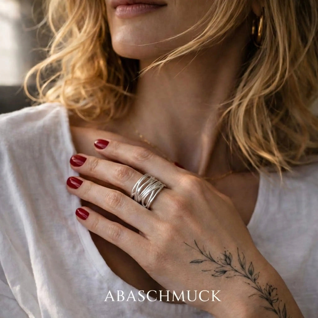 Hand am Dekolleté – 925 Silber Bandring offen im Wickel-Design, rote Nägel, eleganter minimalistischer Look
