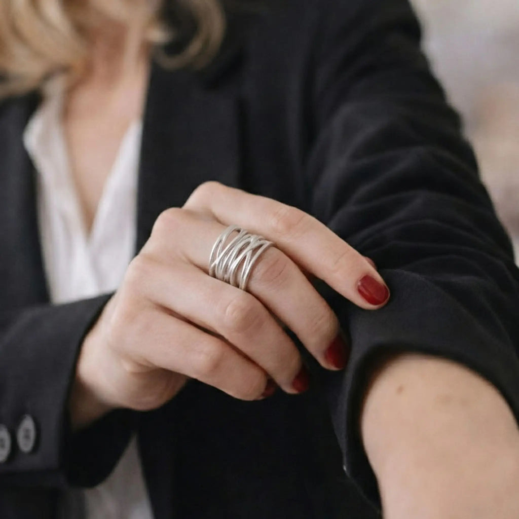 Close-up Hand am Ärmel eines Blazers – verstellbarer Silberring 925 Bandring offen, Business-Casual Styling