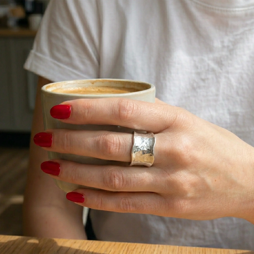 Massiver Silberring Damen im Vintage Look mit strukturierter Oberfläche kombiniert mit Jeans.
