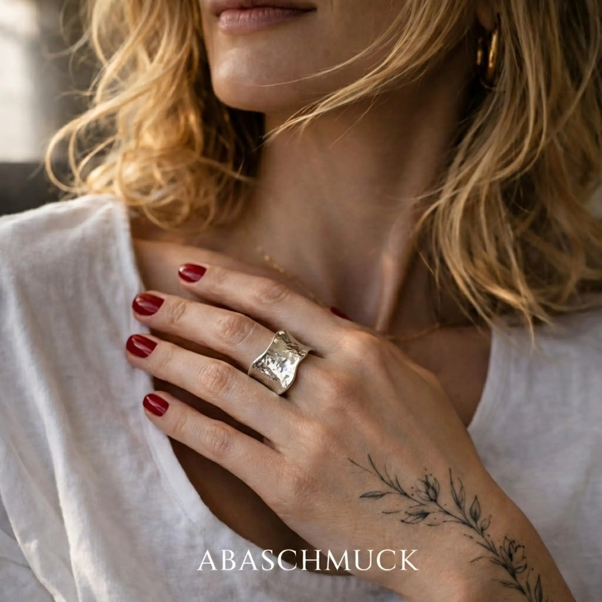 Abascmuck Silberring Damen gehämmert – hochwertiger Silberschmuck mit floralem Tattoo.