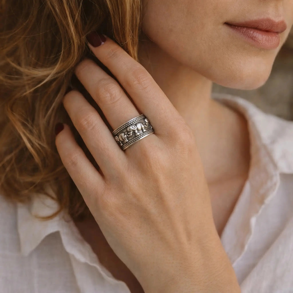 Frau trägt 925 Silberring mit Elefanten-Ornament, verstellbarer Damenring, Boho Schmuck, weiche Naturfarben