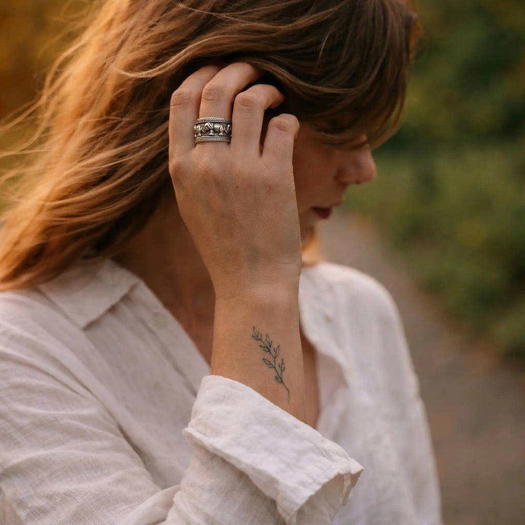 Golden Hour Portrait: offener Silberring 925 mit Elefanten-Ornament, Damenring verstellbar, Boho Stil, Nahaufnahme Hand am Haar