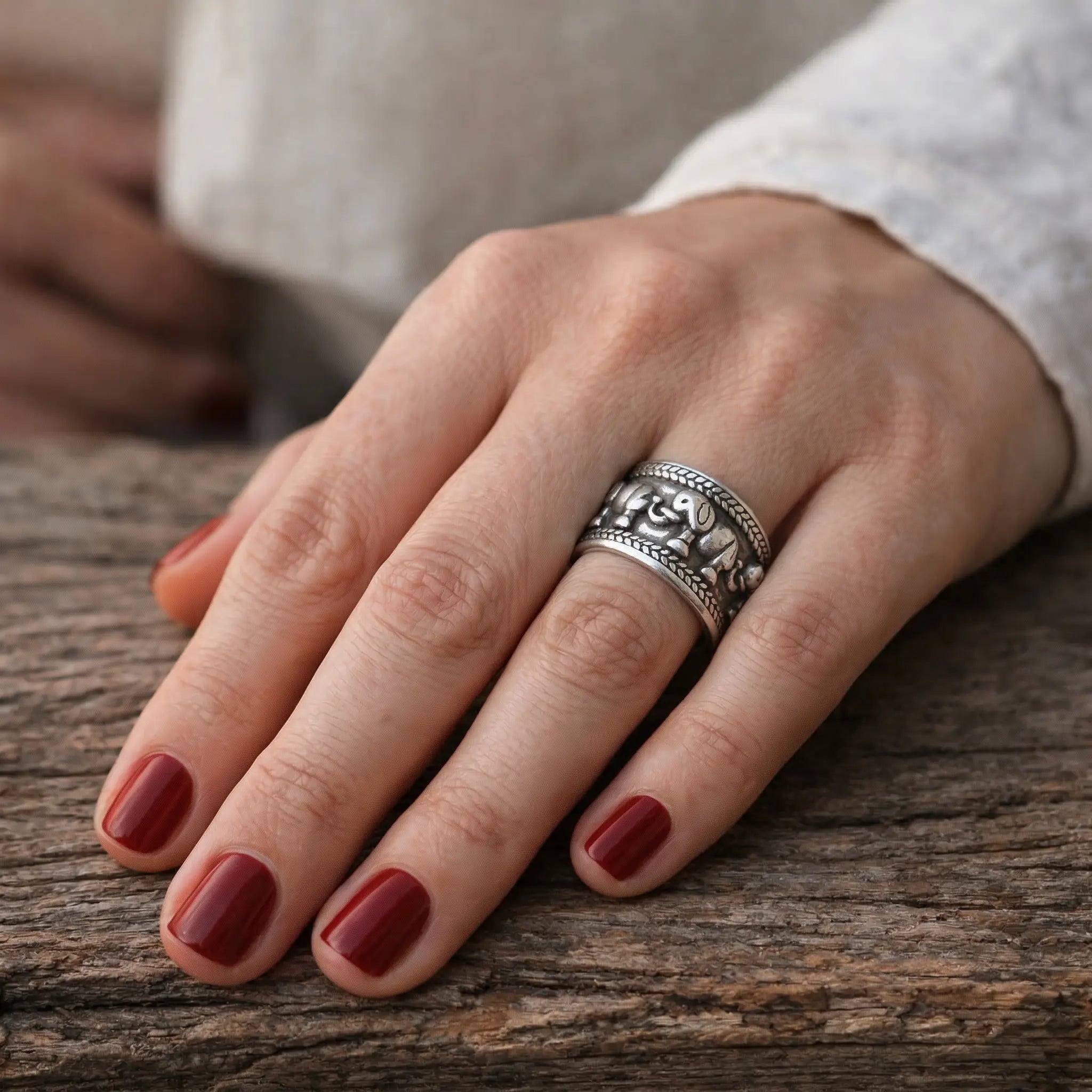 Hand auf Holz: 925 Sterlingsilber Ring mit Elefant, verstellbarer Bandring für Damen, detailreiches Ornament, Alltagsschmuck