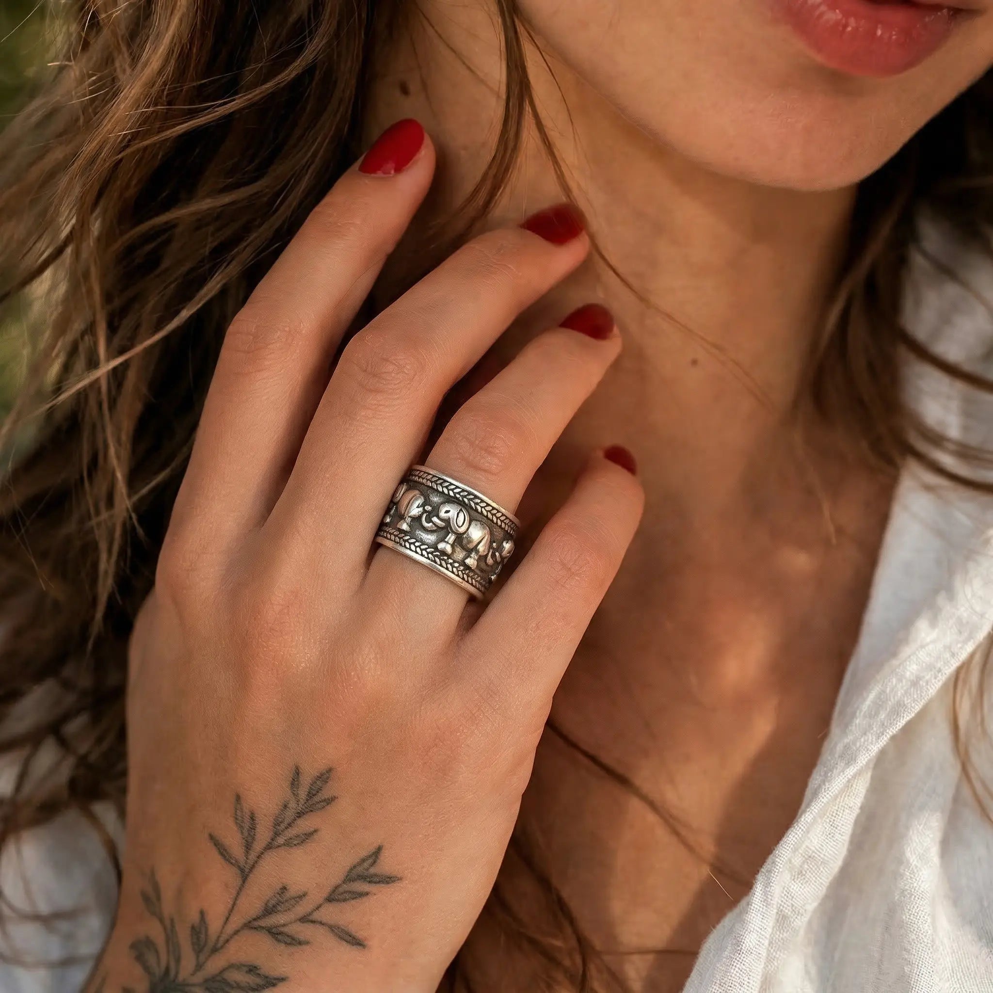 Detail am Dekolleté: offener 925 Silberring Damen mit Elefant Motiv, verstellbar, nickelfrei, Boho Statementring im Sonnenlicht