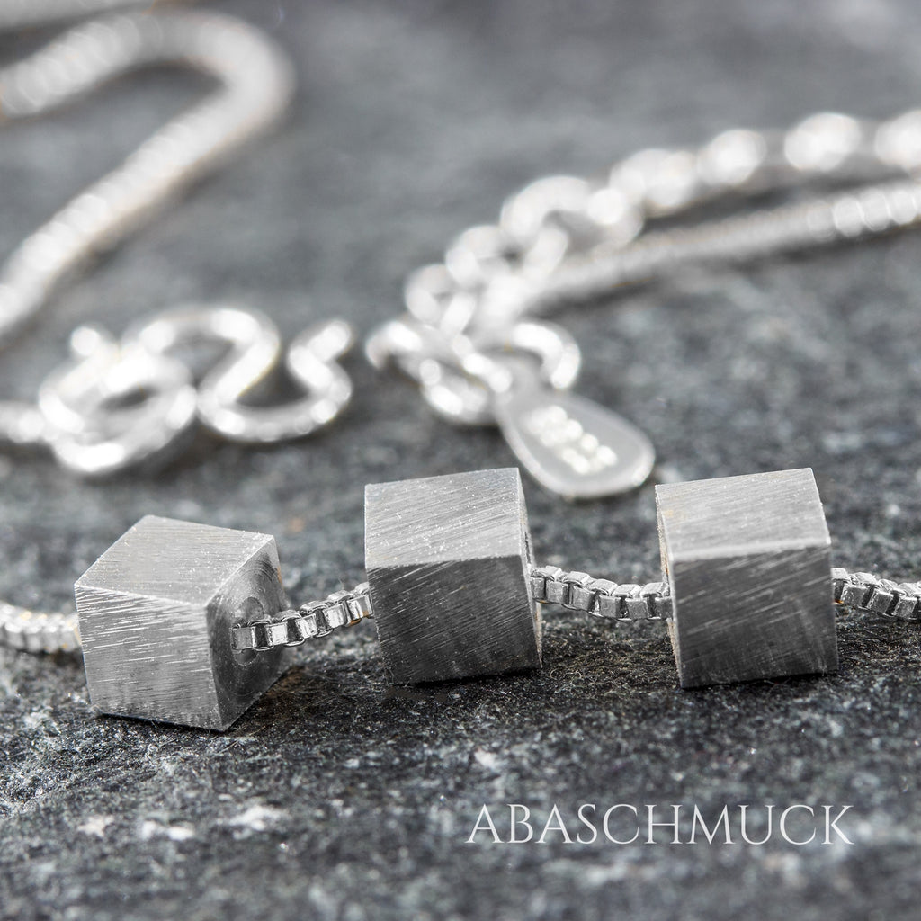 Minimalistische Silberkette mit drei Würfeln – moderne 925 Sterling Silber Halskette,