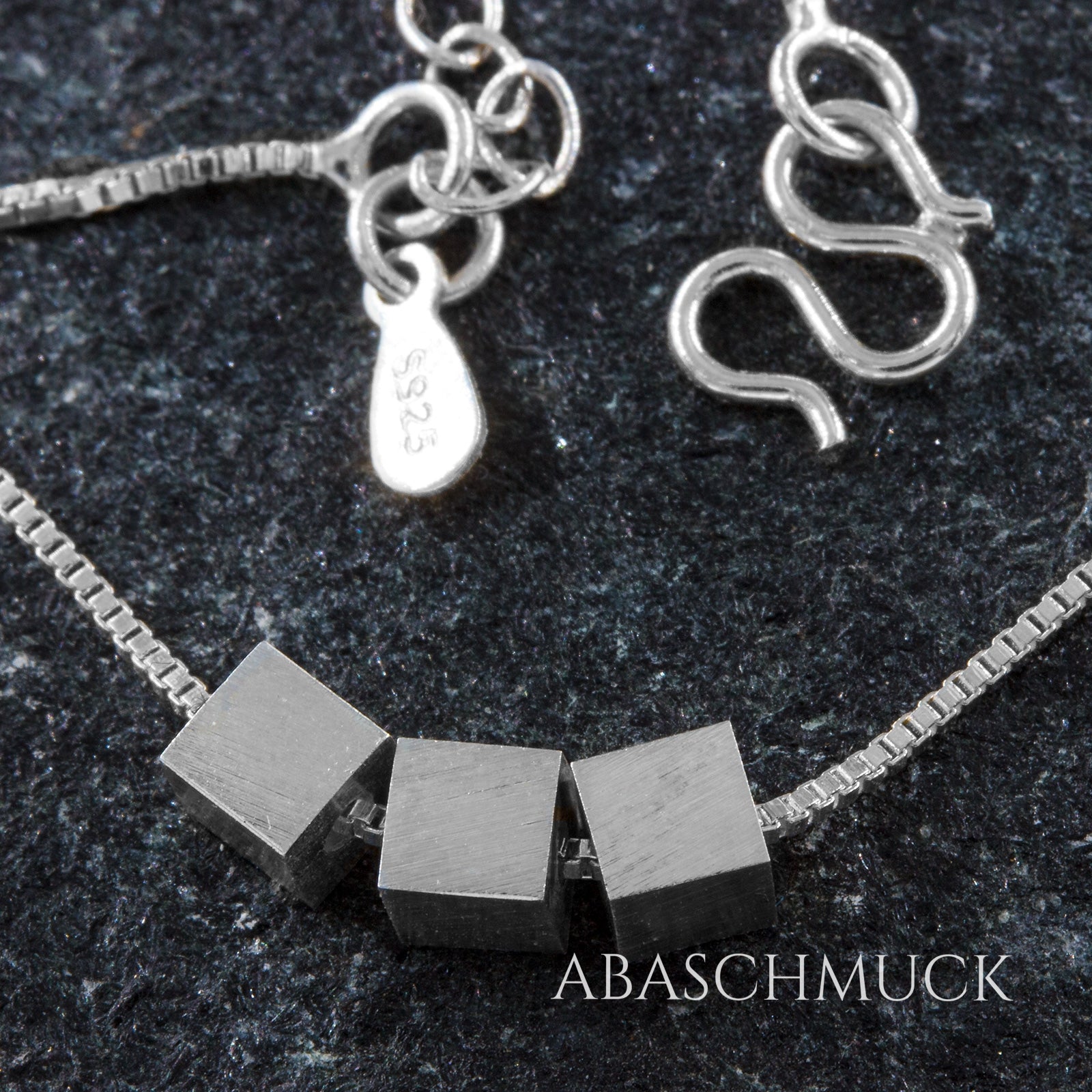 Minimalistische Silberkette mit drei Würfeln – moderne 925 Sterling Silber Halskette,