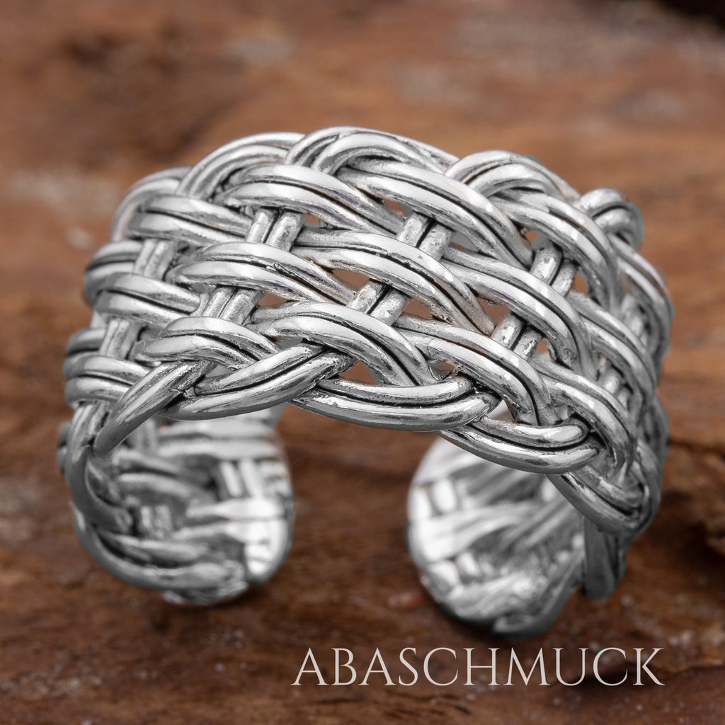 Breiter Silberring 925 verstellbar mit detailreicher Flechtstruktur, moderner Statement Ring auf Holz