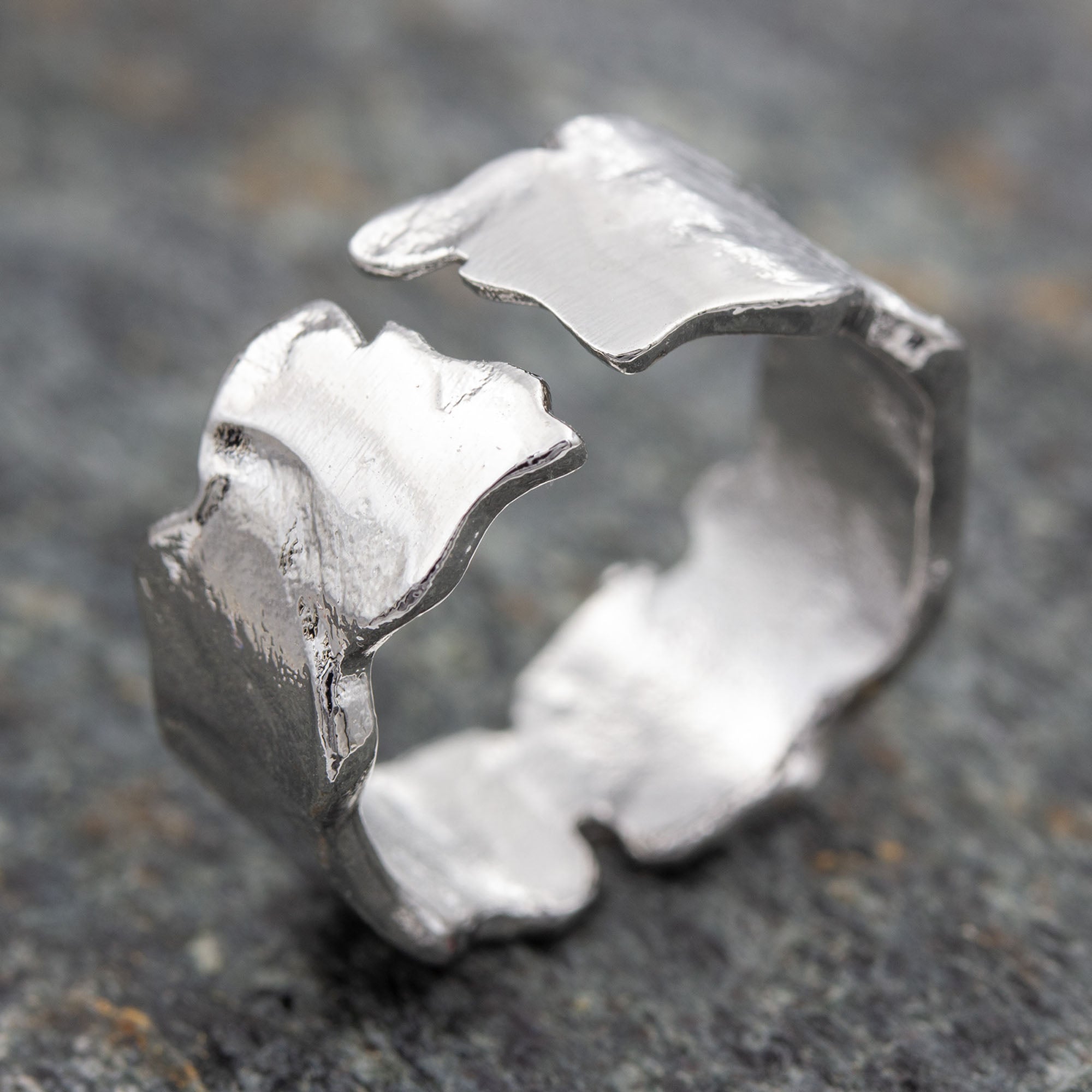 Verstellbarer Bandring aus 925 Sterling Silber, offene Ringschiene mit organischen Kanten und glänzender Struktur