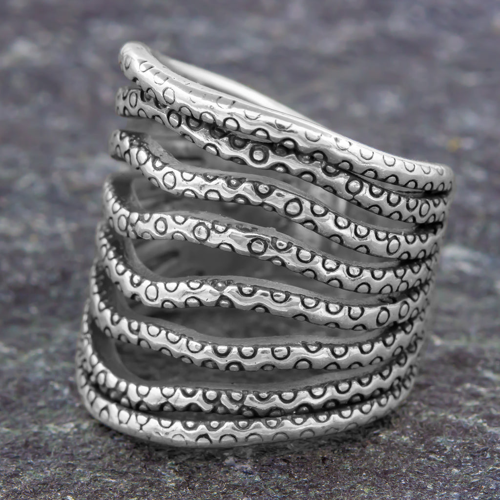 Offener Bandring aus 925 Sterling Silber, verstellbar, mit geschwungenen Linien und dekorativer Struktur im Detail