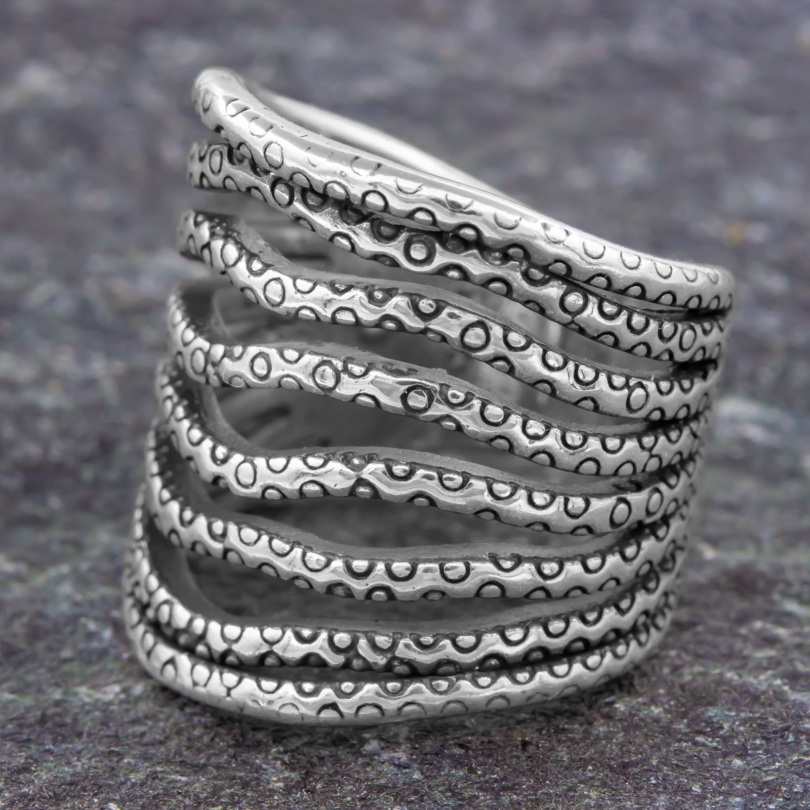 Offener Bandring aus 925 Sterling Silber, verstellbar, mit geschwungenen Linien und dekorativer Struktur im Detail