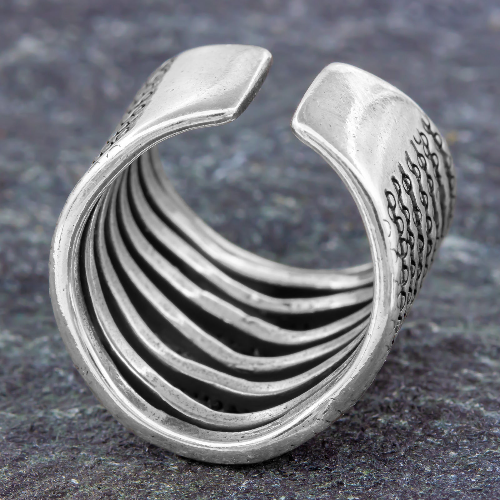 Verstellbarer Silberring 925 von hinten, offener Damenring mit breiter Form, strukturierter Oberfläche und nickelfreiem Sterling Silber
