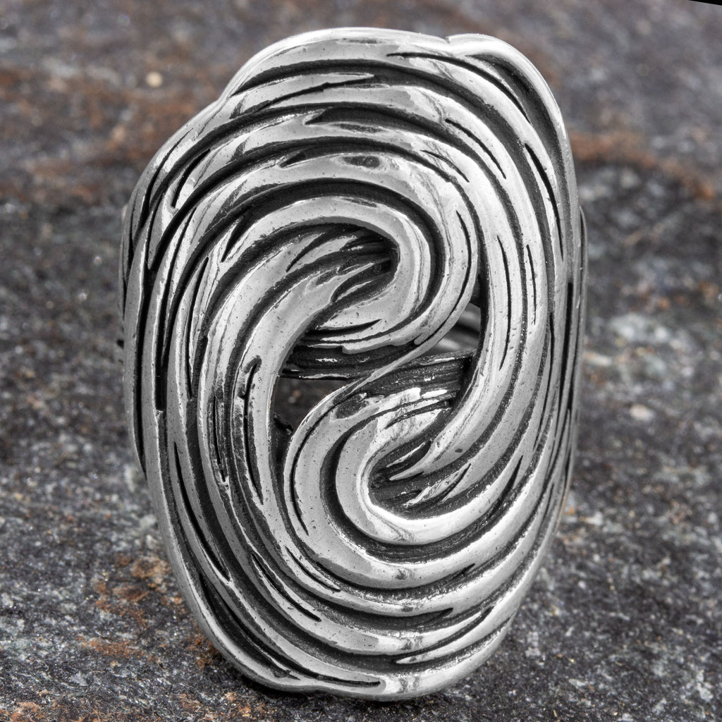 Detailreiche Frontalaufnahme des 925 Sterling Silberrings auf einem dunklen Naturstein, die den Kontrast zwischen poliertem Silber und geschwärzten Vertiefungen betont.