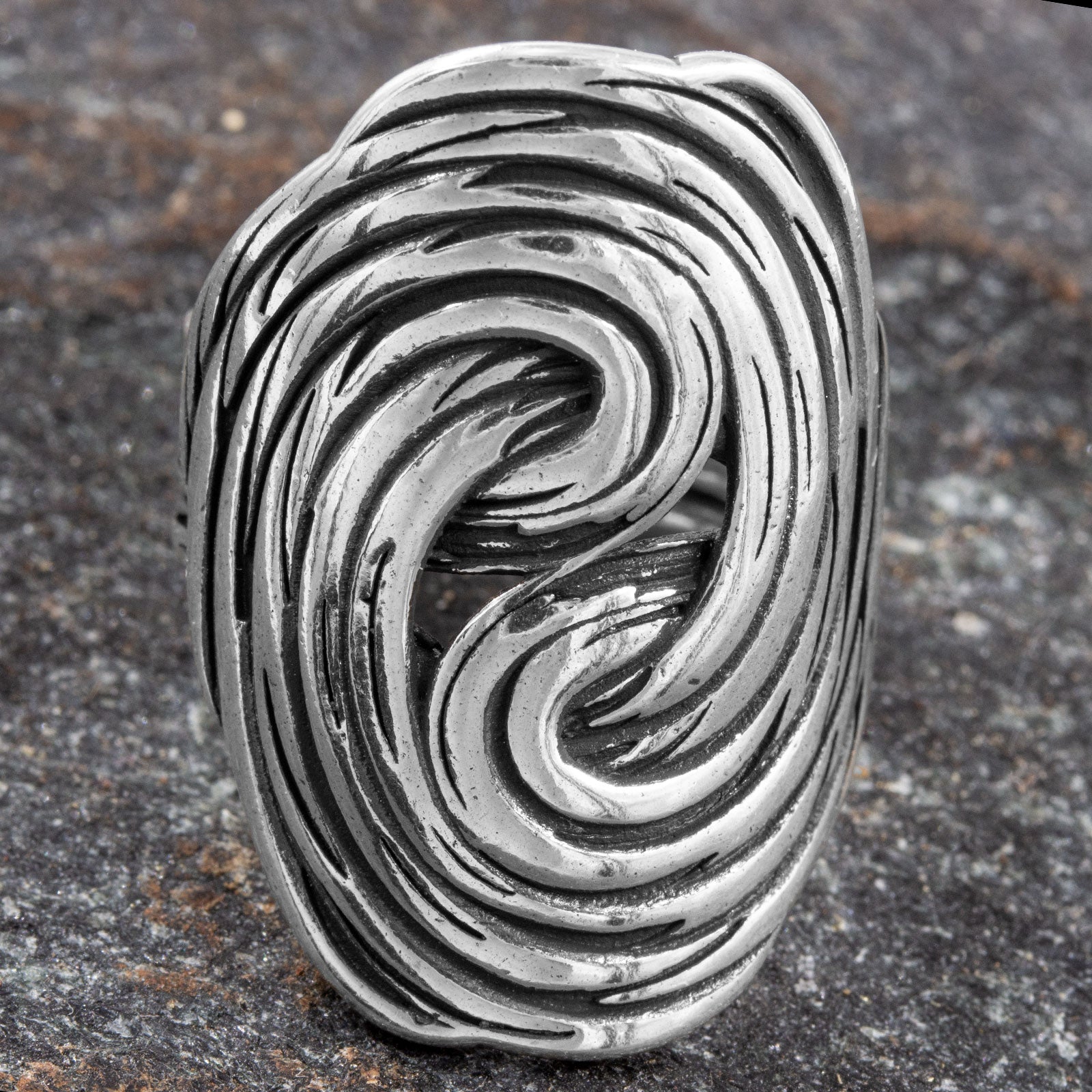 Detailreiche Frontalaufnahme des 925 Sterling Silberrings auf einem dunklen Naturstein, die den Kontrast zwischen poliertem Silber und geschwärzten Vertiefungen betont.
