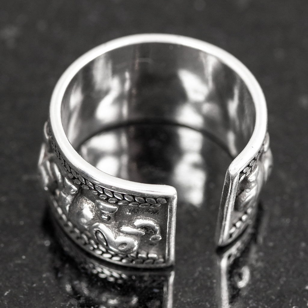 Offener Bandring aus 925 Sterlingsilber, Elefant Motiv mit Patina-Details, Damenring verstellbar – Nahaufnahme von oben