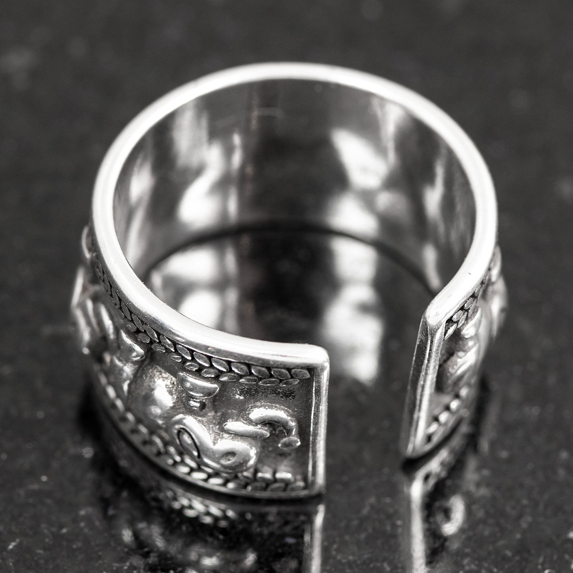 Offener Bandring aus 925 Sterlingsilber, Elefant Motiv mit Patina-Details, Damenring verstellbar – Nahaufnahme von oben