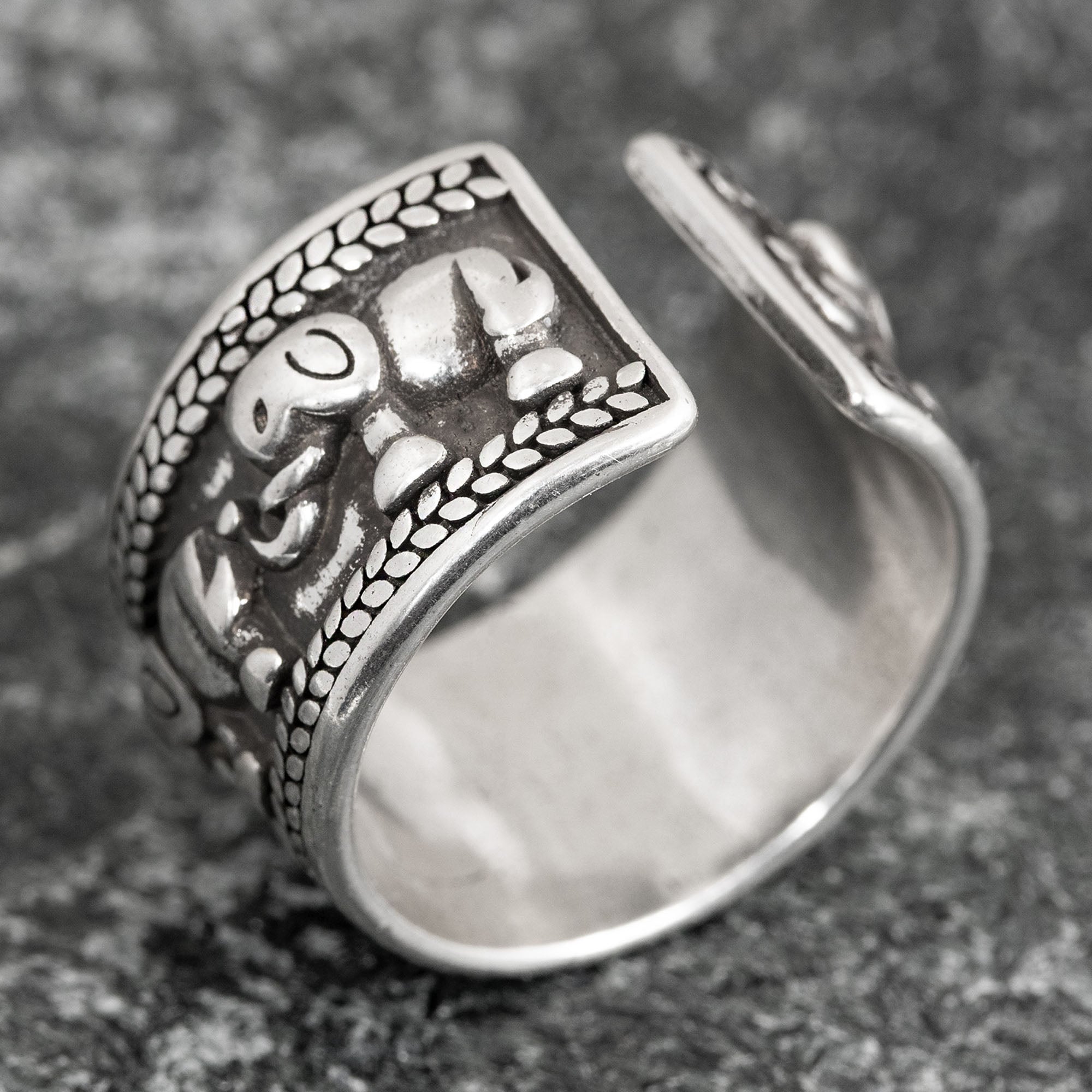 925 Silberring verstellbar als offener Damenring, Blick in die Ringschiene, Elefant Ornament seitlich sichtbar, nickelfrei