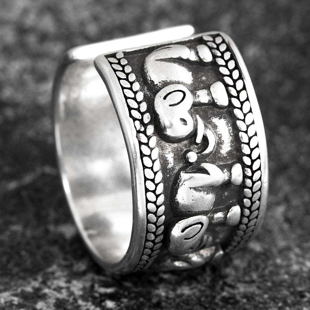 Seitenansicht: offener 925 Silberring mit Elefant-Ornament, breiter Bandring verstellbar, dekorativer Rand, Sterlingsilber