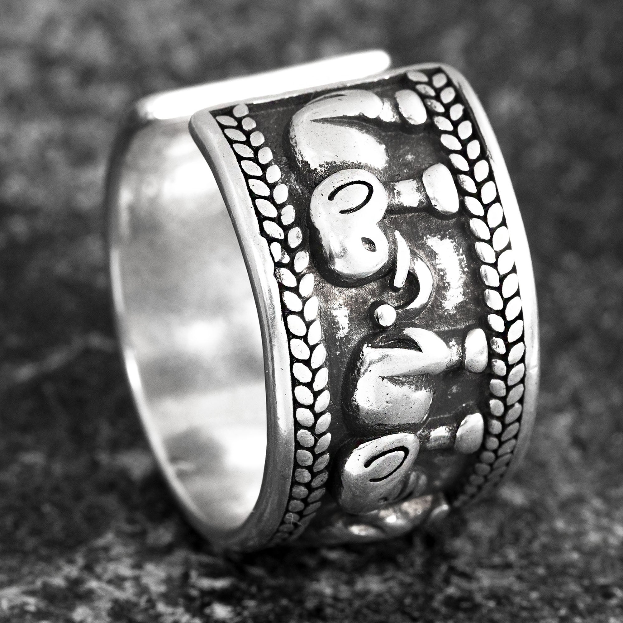 Seitenansicht: offener 925 Silberring mit Elefant-Ornament, breiter Bandring verstellbar, dekorativer Rand, Sterlingsilber